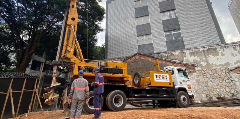 Execução de estaca do tipo Trado Mecânico